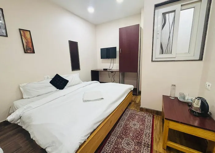 Stay Inn Kailasha - Lift,Parking,Kitchen And All Modern Facilities